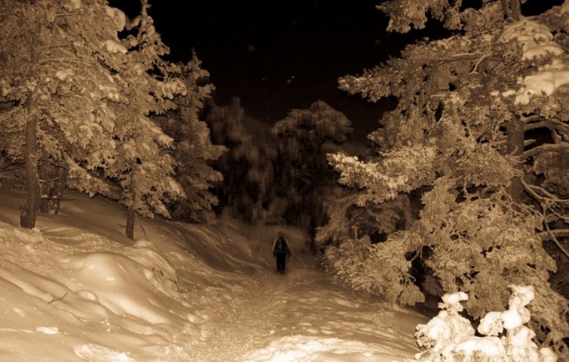 hombre caminando por la nieve.jpg